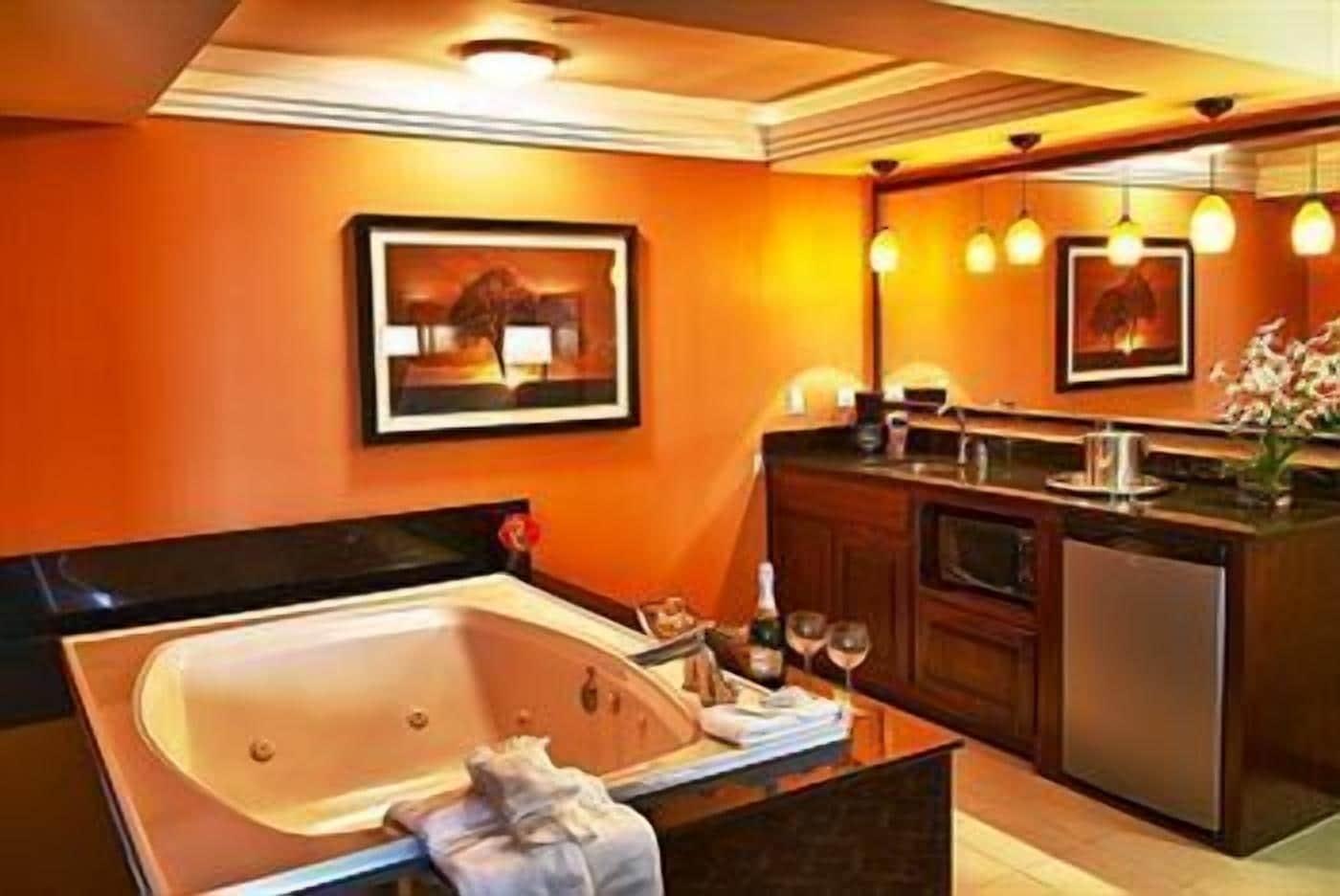Lux Hotel & Spa, Trademark Collection By Wyndham Арлингтон Экстерьер фото